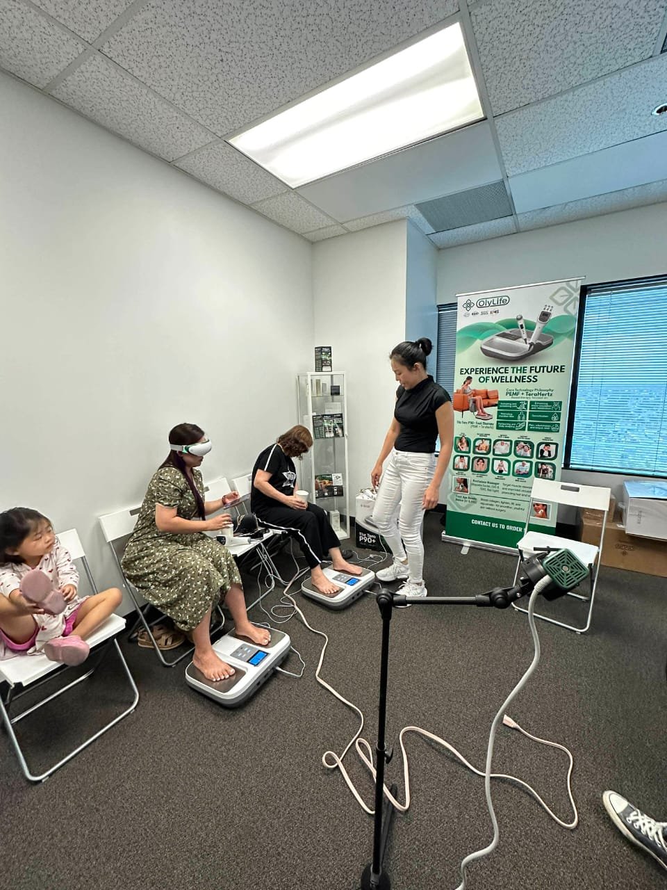 室內使用健康監測設備的人員。.